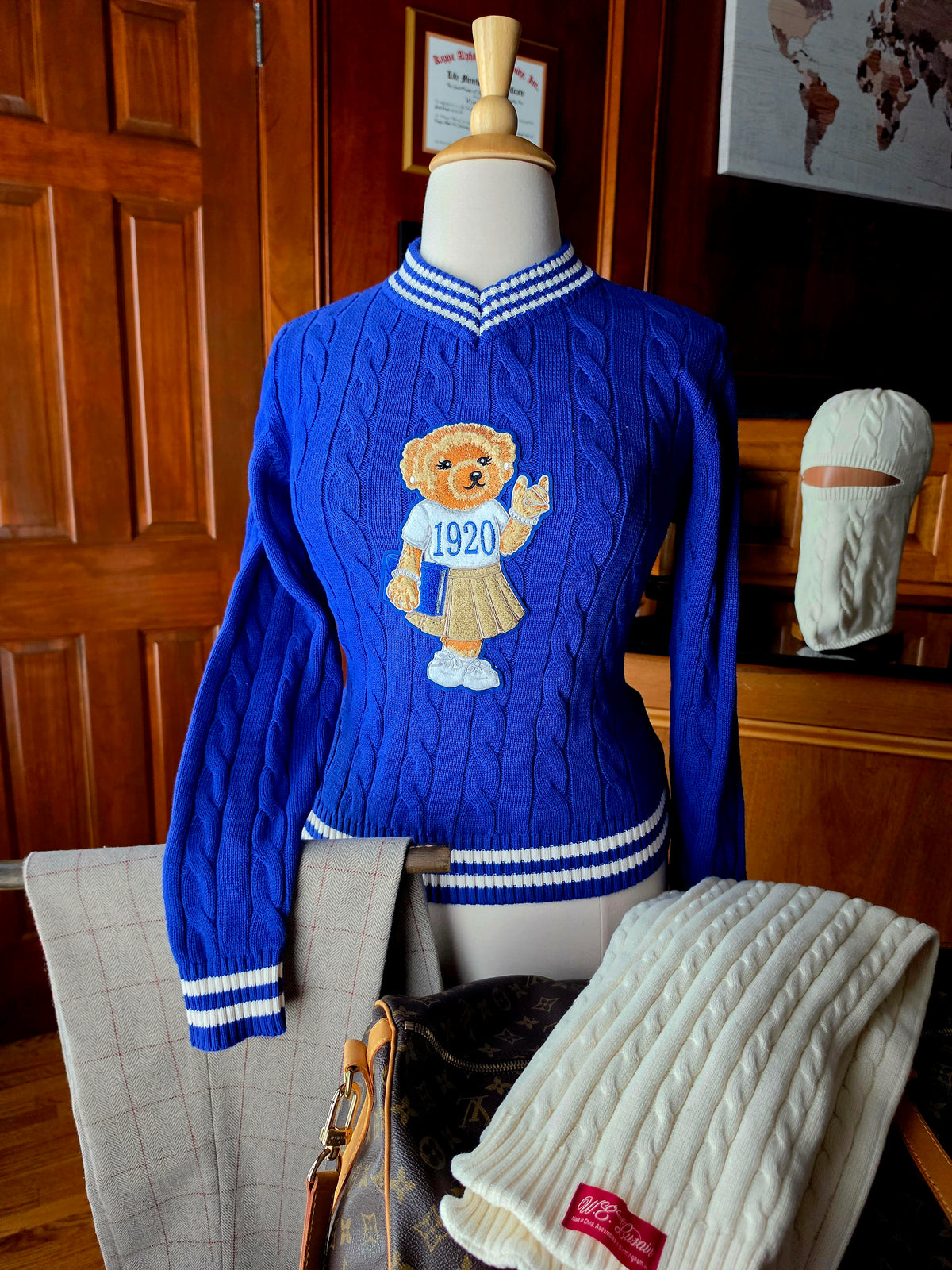 Finer Bear Cable Vneck