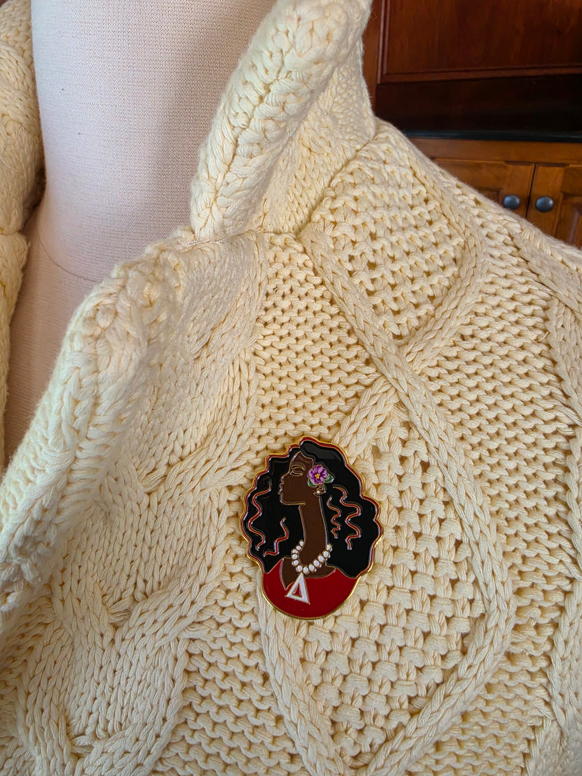 2" Diva Lapel Pin